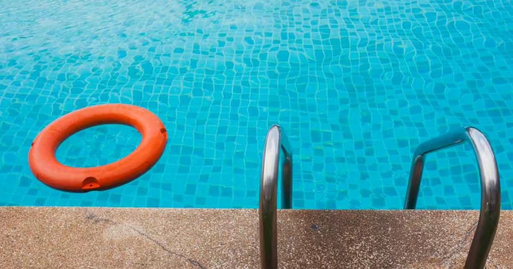 Piscina con pérdida de agua por filtración