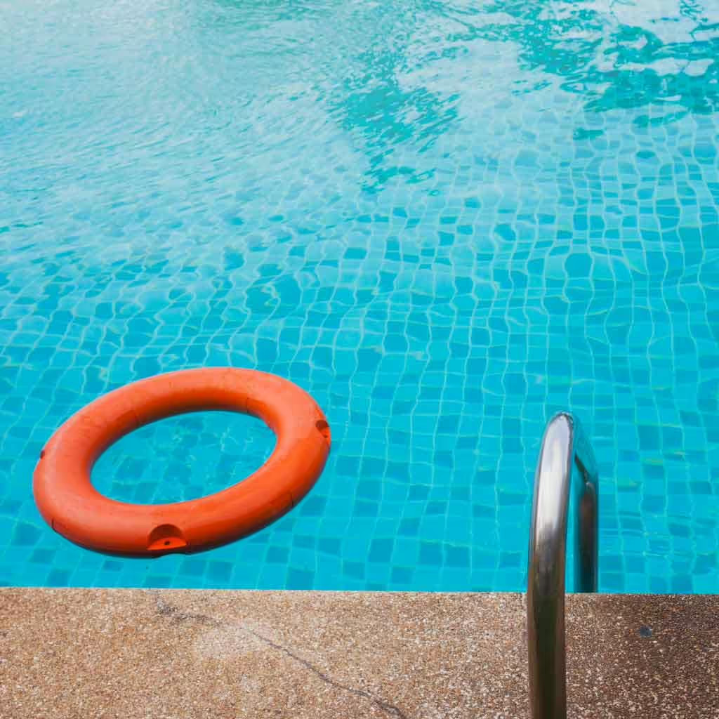 Piscina con pérdida de agua por filtración